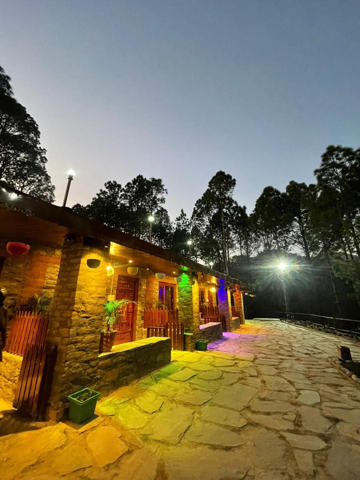 Nature Villaas Basa Homestay Pauri Buitenkant foto